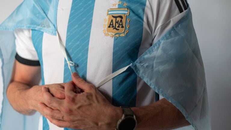 Man Wearing Argentina Jersey Hurls Racial Slurs at Black Streamer Wearing Mexico Jersey in Florida: ‘Sadly It’s Not Surprising’ Male fan in Argentinian jersey and flag, symbolizing national pride.