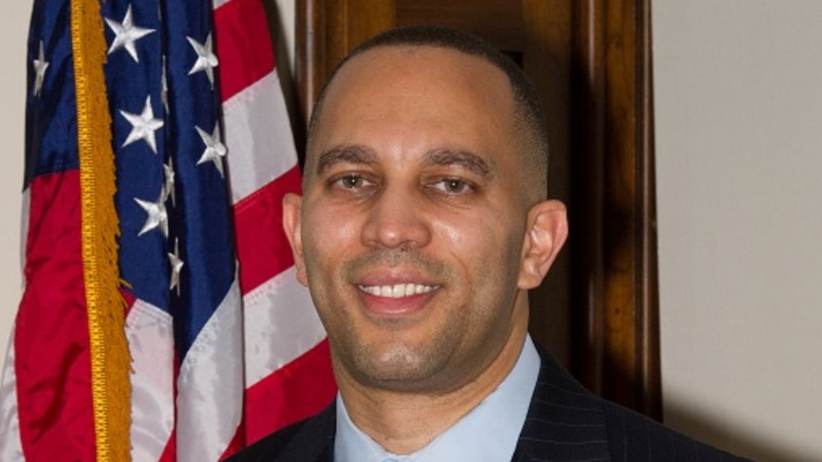 ‘The Only Way to Change It Is for You to Resign’: Hakeem Jeffries’ ‘Throw Extremists Out’ Message Ignites Criticism Online in New York