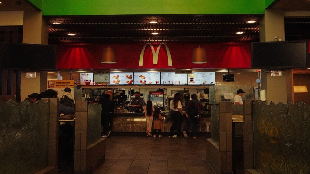 ‘You’re Gonna Deport Me?’: Woman Boldly Confronts Racist Men Harassing a Family at Oklahoma McDonald’s Woman Boldly Confronts Racist Men Harassing a Family at Oklahoma McDonald’s