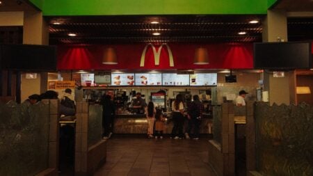 Woman Boldly Confronts Racist Men Harassing a Family at Oklahoma McDonald’s