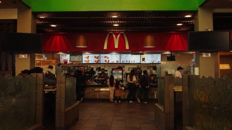 Woman Boldly Confronts Racist Men Harassing a Family at Oklahoma McDonald’s