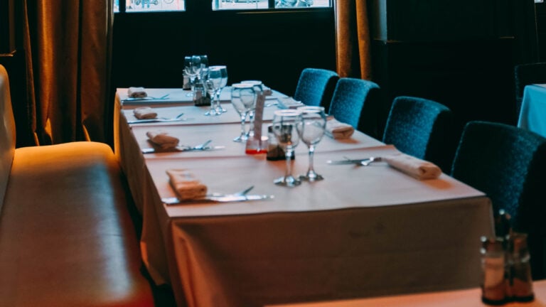 ‘Makes Dining and Dashing Fun Again!: ‘Florida Restaurant Goes Viral for Its ‘Nude Dinners’ Empty table at fancy restaurant