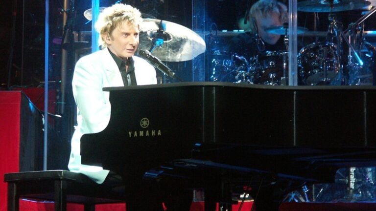 Barry Manilow postpones his final Lexington concert six minutes before showtime