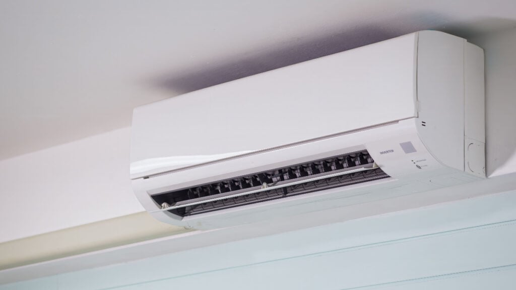 Ohio Tenant Says Landlord Won’t Let Them Adjust Their Own Thermostat: ‘Not How This Works When Someone Pays $1,100 a Month’ wall-mounted air conditioner