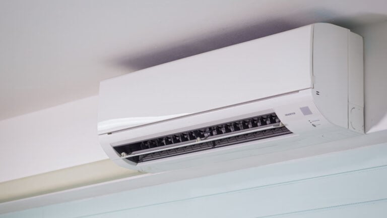Ohio Tenant Says Landlord Won’t Let Them Adjust Their Own Thermostat: ‘Not How This Works When Someone Pays $1,100 a Month’ wall-mounted air conditioner