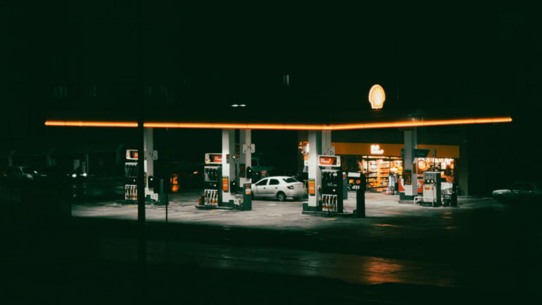 Georgia Resident Says Officer Seized Their Phone During Raid, Then Demanded To Meet Behind a Gas Station to Return It: ‘Extremely Strange and Unprofessional’ Shell gas station at night