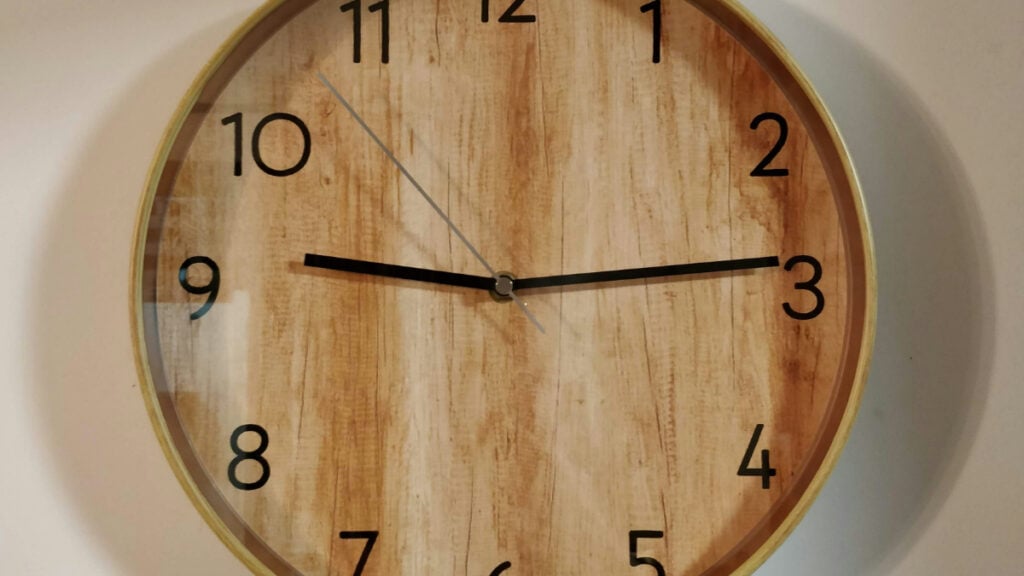 ‘Insane Person Behavior’: Illinois Worker Says Boss Changed Meeting by 3 Minutes, Then Called Him Late Brown wooden wall clock