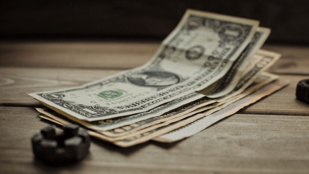 Oregon Diner Says Waitress Chased Them Down Sidewalk Over Tip Despite Receiving $40: ‘Doesn’t Care About Anything but Her Money’ Close-up of US dollar bills on a wooden table