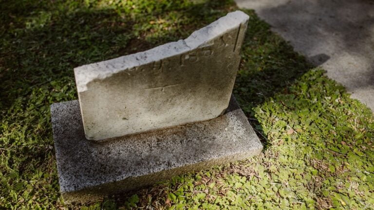 North-Carolina-Woman-Breaks-Down-at-Overgrown-Cemetery-Unable-to-Grieve-For-Father