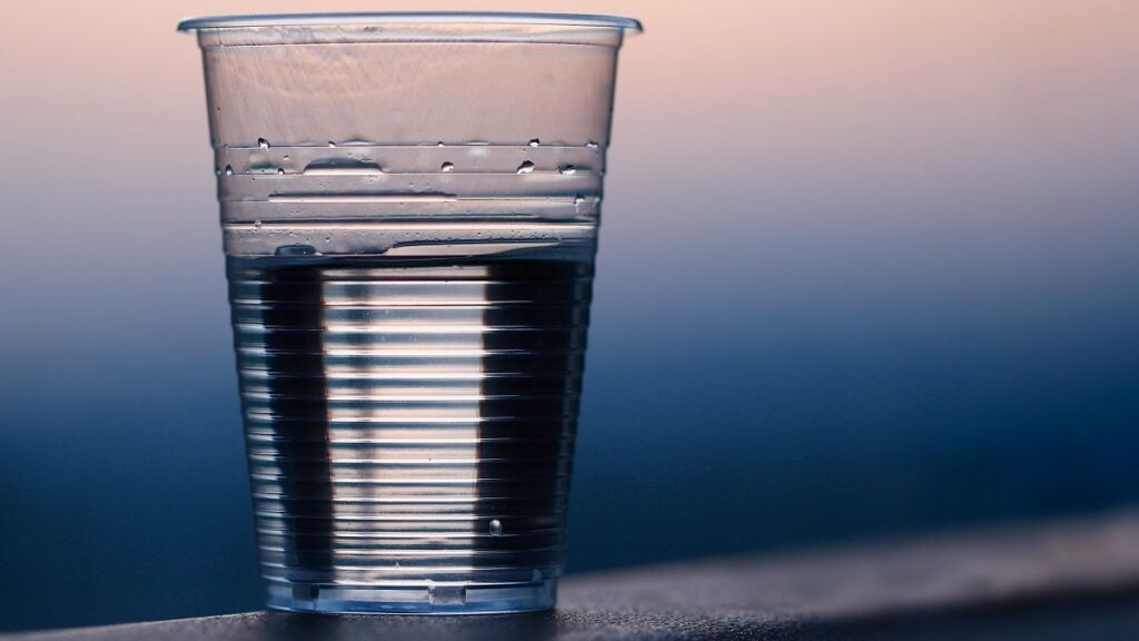 California Restaurant Denying Young Child Water on a Hot Day Sparks Debate Online: ‘Water Should Never Be Charged Like That’ California-Restaurant-Denying-Young-Child-Water-on-a-Hot-Day-Sparks-Debate-Online-Water
