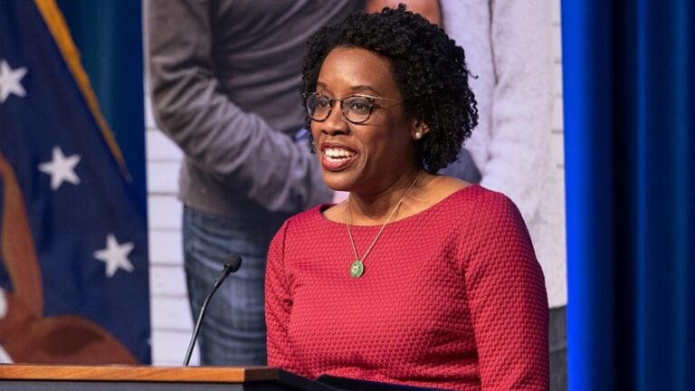 ‘Keep Going’: Illinois Rep. Lauren Underwood Draws Praise for Working Through Recess Start as Johnson Cuts Session Short Illinois Rep. Lauren Underwood said she was “running through the tape” and dropping veterans and nursing bills on the House’s last day in session. The clip drew support online, plus a few doubts about last-minute legislation.