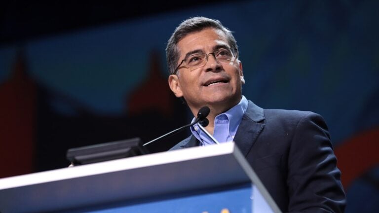 Steve Hilton posted a contractor’s interview claiming kids under Xavier Becerra’s HHS cried and refused vans bound for unverified “relatives.” The clip is spreading as the two men fight to be California governor.