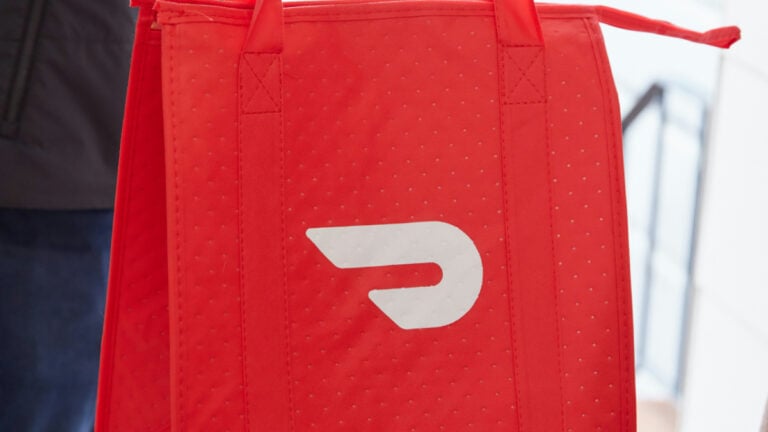 Tennessee Woman Goes From Wanting DoorDash to Investigate Her Driver to Begging He Not Be Fired: ‘I Don’t Think I Could Have Predicted This’ People handing over a doordash bag