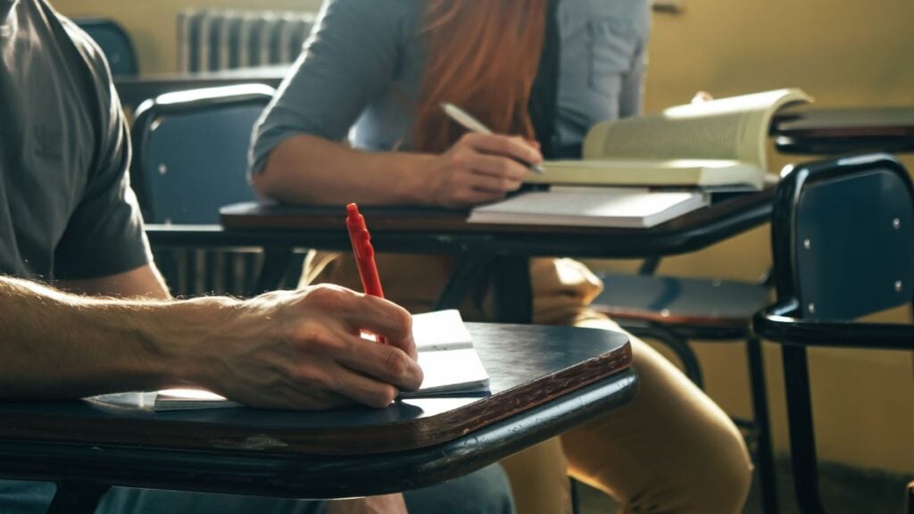 Missouri Woman Looks Up 300+ High School Classmates Before Reunion, Makes PowerPoint on Their Lives: ‘I Did Case.net Every Single One of You’ High School Students Class
