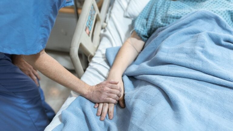 Arizona Nurse Says Night Shift Workers Need Better Insurance Over Alleged Health Problems: ‘More Prone To Chronic Illnesses’ Arizona Nurse Calls Out Need For Better Insurance For Night Shift Workers