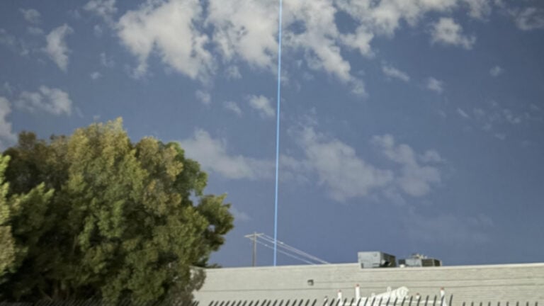 Kansas Woman Spots Giant Blue Laser Stretching Miles Into the Sky: ‘That’s Clearly Extract. Get There and Call in the Dropship’ Kansas Resident Spots Giant Blue Laser Stretching Miles Into the Sky