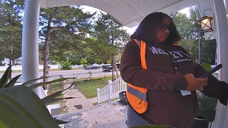 ‘Typical Criminal Behavior’: New York Resident Says Suspicious Blank-Badged Woman Tried Opening Their Front Door New York Resident Says Blank Name-Tagged Woman Walked Up and Tried Opening Their Door