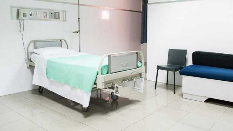 California Patient Says They Limped Into Urgent Care, Only to Find No Doctor on Site: ‘Why Are the Doors Even Open?’ Empty hospital bed