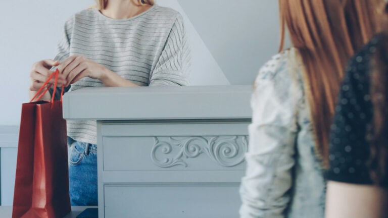 ‘I Feel Bad for Wanting My Teenage Daughter to Work’: Mother Admits Enjoying Financial Break Before 17-Year-Old Quit Cashier serving customers standing in line