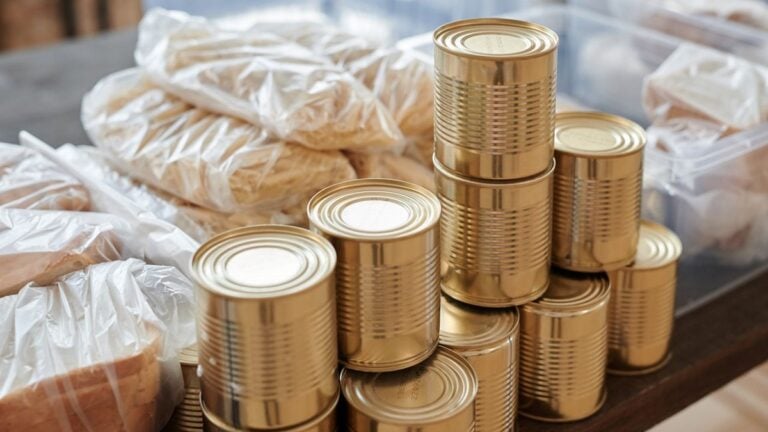 Senior Citizen Volunteering at Washington Food Bank Shares Tear-Jerking Tribute Online: ‘They also treat every one of them with the same dignity and respect’